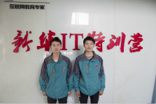 <b>雙胞胎兄弟夢(mèng)圓新華</b>