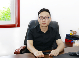 <b>畢業(yè)五年身家千萬，難忘母校情誼 </b>