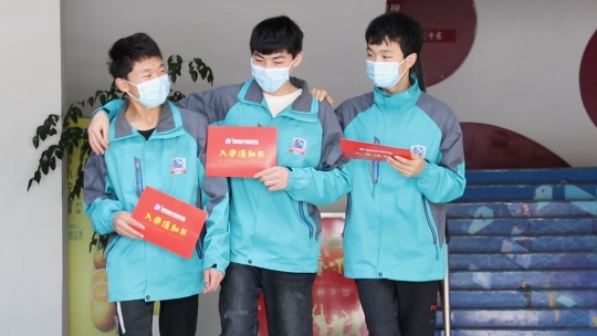 <b>三人結(jié)伴來(lái)新華，老朋友再做新同學(xué)！</b>