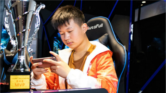 <b>從新華到國(guó)內(nèi)頂級(jí)俱樂(lè)部，一個(gè)電競(jìng)學(xué)子的成功！</b>