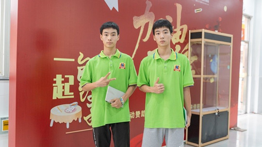 <b>雙胞胎兄弟攜手走進(jìn)四川新華，開啟圓夢(mèng)之旅！</b>