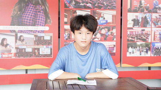 <b>轉(zhuǎn)校來新華，乘著夢(mèng)想的東風(fēng)搏擊長空！</b>