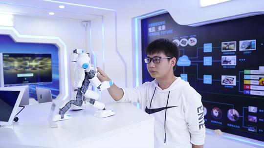 <b>一步一個(gè)腳印，腳踏實(shí)地走好每一步</b>