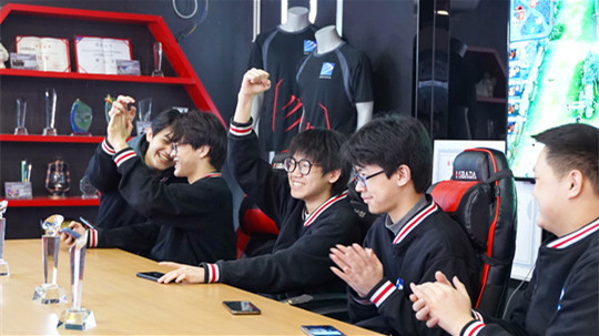 <b>RNG三比二奪冠！電子競技行業(yè)崛起</b>