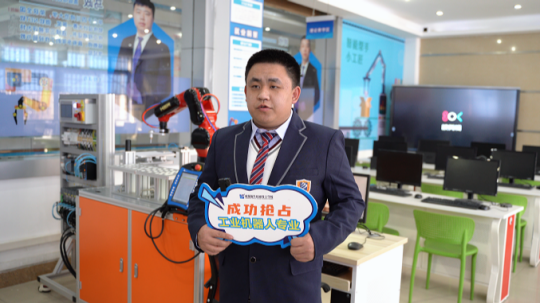 <b>遠(yuǎn)行求學(xué)來新華，機(jī)器人夢(mèng)想在此啟航！</b>