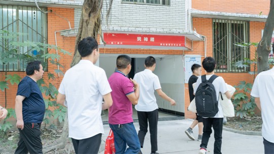 <b>同成長(zhǎng)，齊奮進(jìn)！自貢雙胞胎兄弟雙雙報(bào)考成都新華</b>