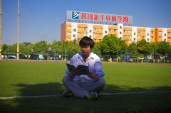 <b>一個(gè)熱愛(ài)詩(shī)歌的互聯(lián)網(wǎng)男孩</b>