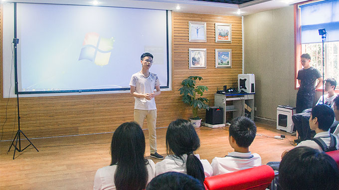 不一樣的開班儀式，體驗VR科技之旅