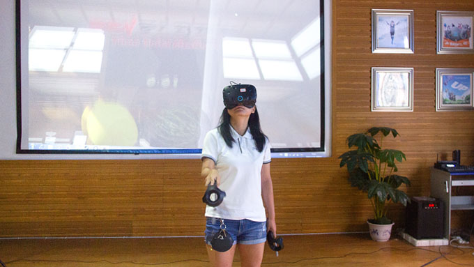 不一樣的開班儀式，體驗VR科技之旅