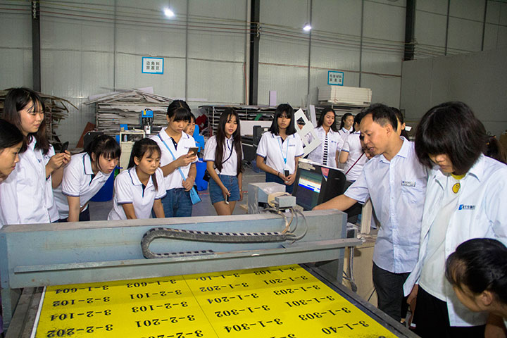 深入企業(yè)參觀學習 偶遇學長開心交流