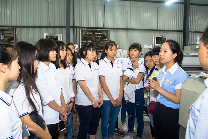 深入企業(yè)參觀學習 偶遇學長開心交流