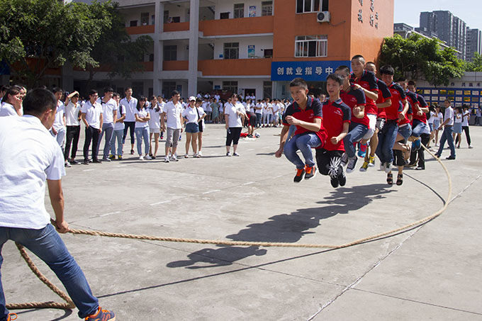 趣味運(yùn)動(dòng)會(huì)，老師和同學(xué)們都玩嗨了！
