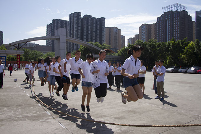 趣味運(yùn)動(dòng)會(huì)，老師和同學(xué)們都玩嗨了！