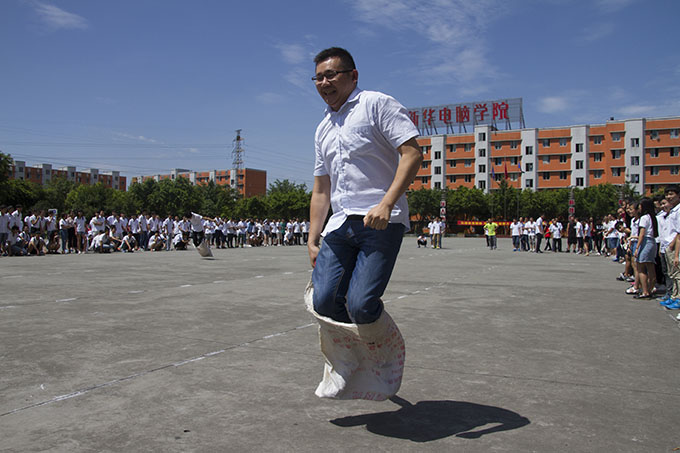 趣味運(yùn)動(dòng)會(huì)，老師和同學(xué)們都玩嗨了！