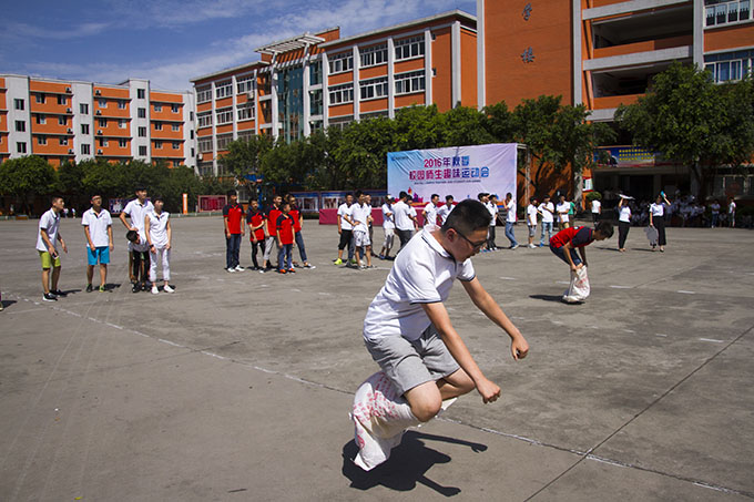 趣味運(yùn)動(dòng)會(huì)，老師和同學(xué)們都玩嗨了！