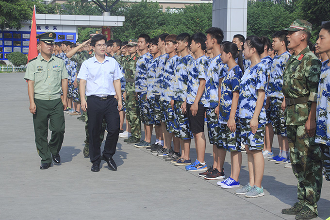 2016級秋季新生軍訓(xùn)會(huì)操表演隆重舉行