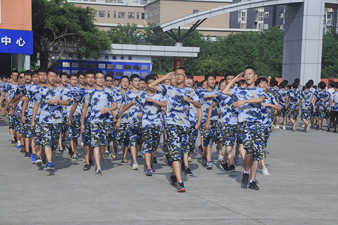 2016級秋季新生軍訓(xùn)會(huì)操表演隆重舉行