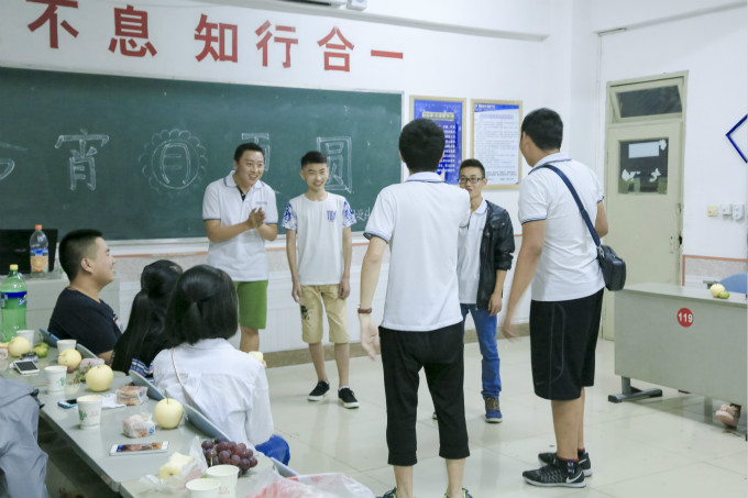 中秋節(jié)到了，各班級(jí)舉辦茶話會(huì)歡度佳節(jié)