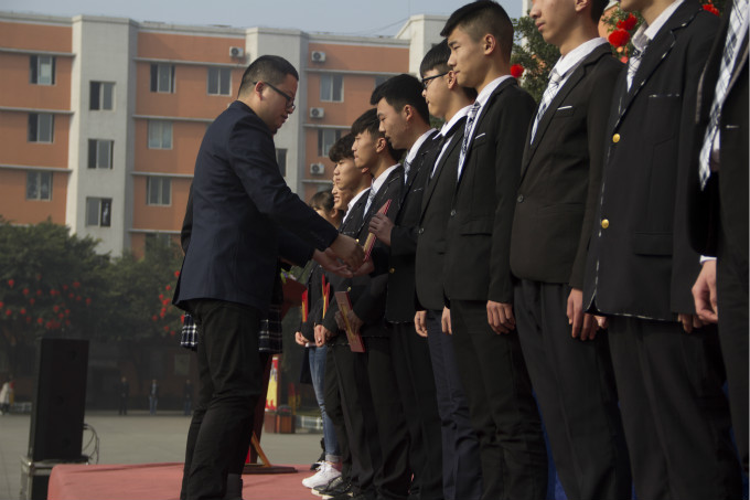 以優(yōu)生優(yōu)干為榜樣，做最優(yōu)秀的自己