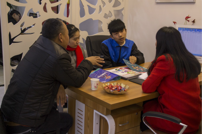 新年新氣象，新生報(bào)名場(chǎng)面火爆