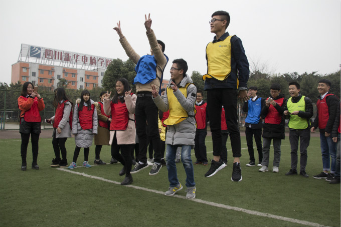 在拓展中相互認識，在拓展中展現(xiàn)自我