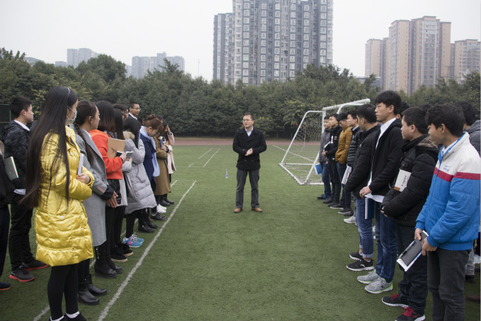 在拓展中相互認識，在拓展中展現(xiàn)自我