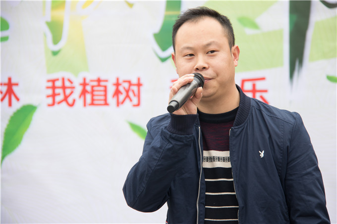 植樹節(jié)，四川新華師生在行動(dòng)！