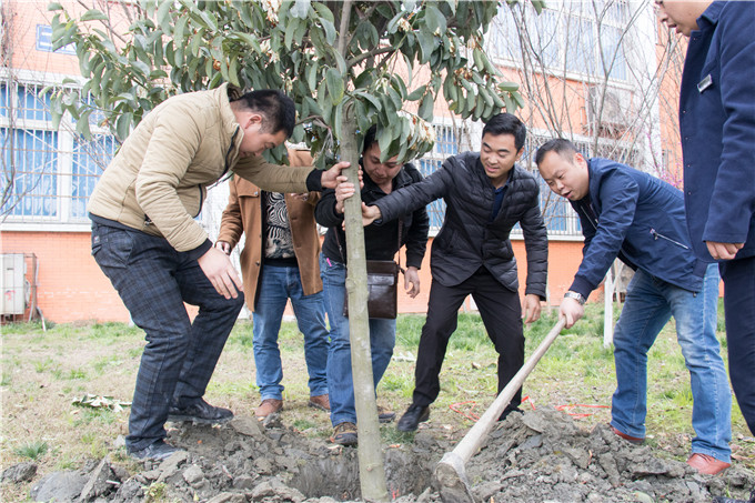 植樹節(jié)，四川新華師生在行動(dòng)！