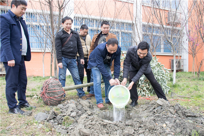 植樹節(jié)，四川新華師生在行動(dòng)！