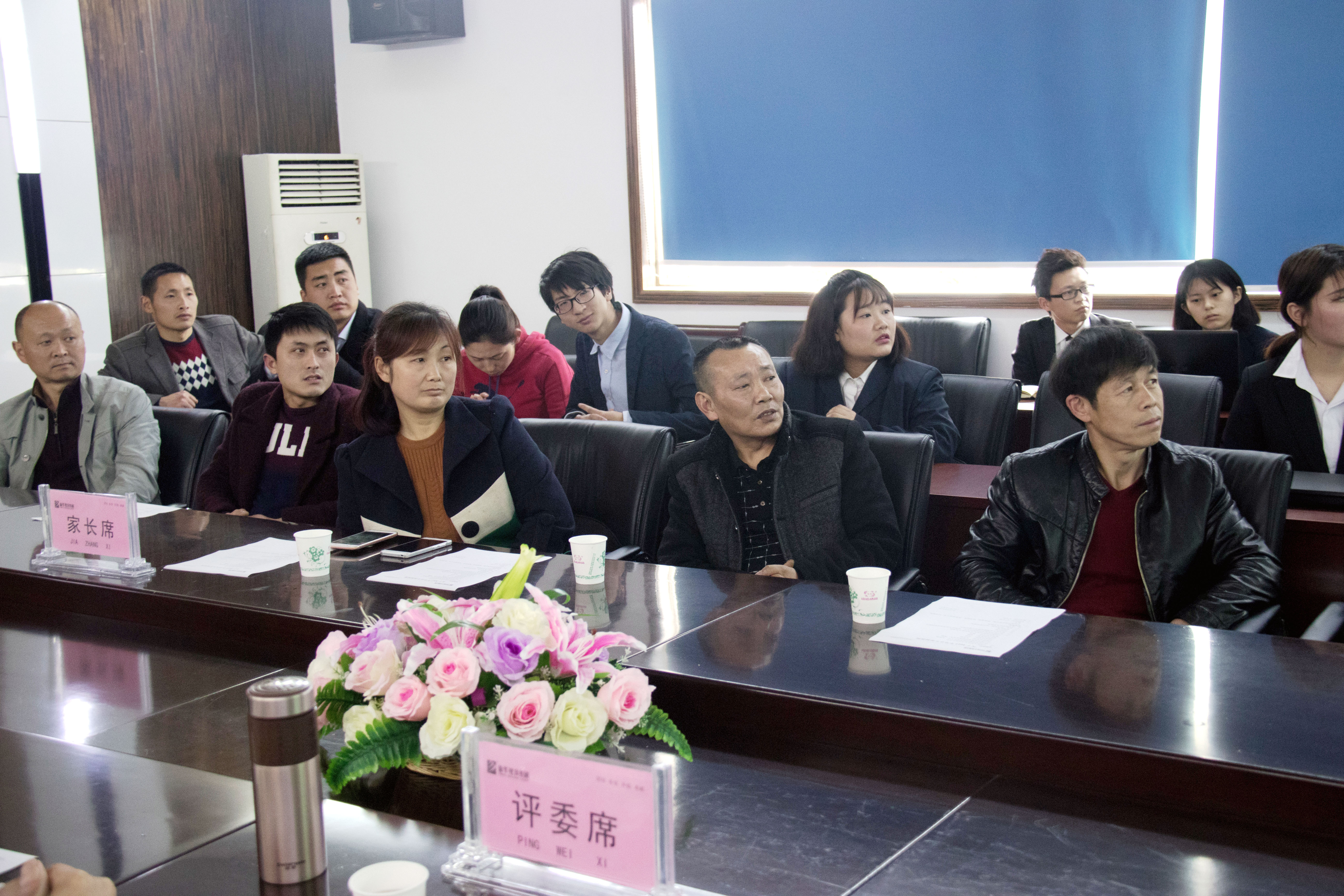 幸福就是，畢業(yè)答辯時(shí)有父母的見證