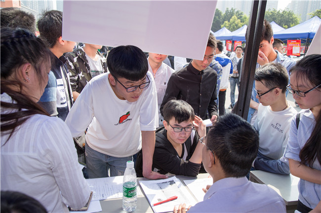 IT人才供需洽談會(huì)：100多家企業(yè)，“職”為新華