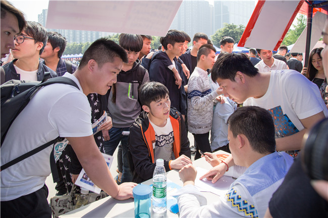 IT人才供需洽談會(huì)：100多家企業(yè)，“職”為新華