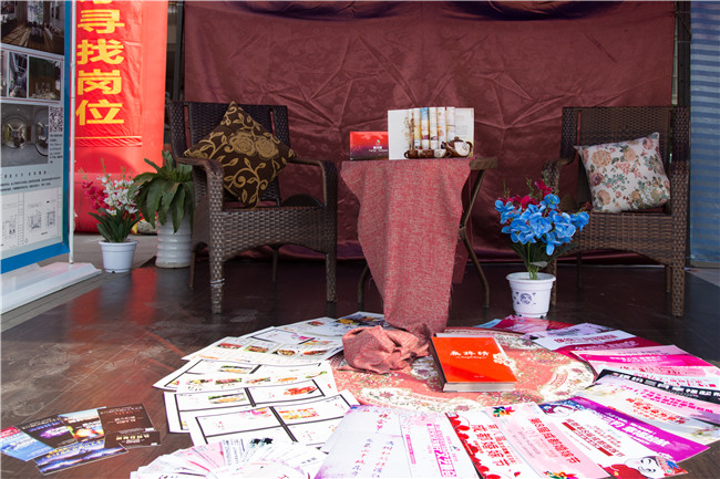 IT人才供需洽談會(huì)：100多家企業(yè)，“職”為新華