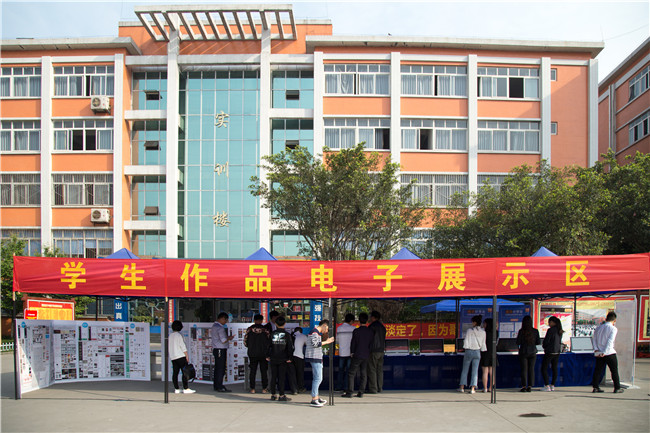 IT人才供需洽談會(huì)：100多家企業(yè)，“職”為新華