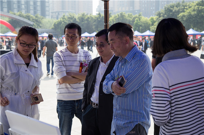 IT人才供需洽談會(huì)：100多家企業(yè)，“職”為新華