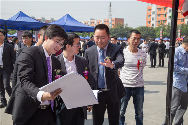 IT人才供需洽談會(huì)：100多家企業(yè)，“職”為新華