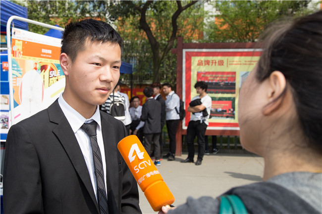 IT人才供需洽談會(huì)：100多家企業(yè)，“職”為新華