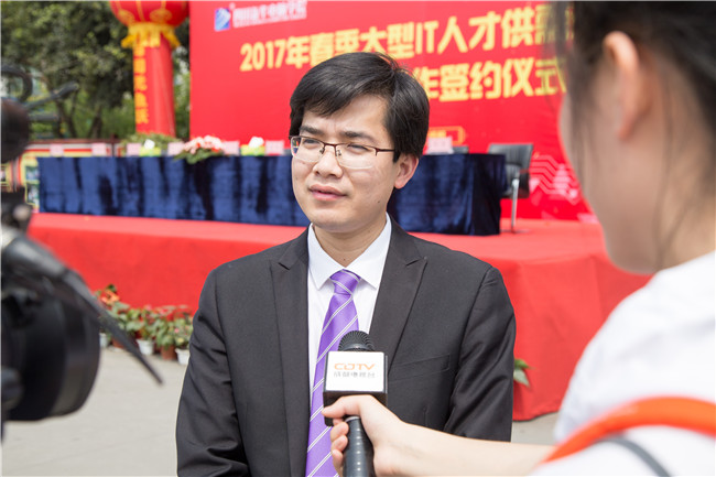 IT人才供需洽談會(huì)：100多家企業(yè)，“職”為新華