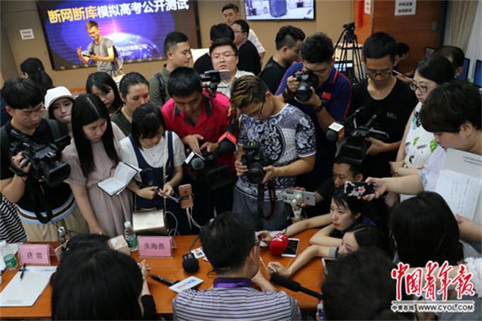 人工智能機器人的數(shù)學“高考”輸在語文上