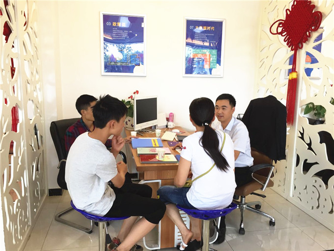 四川新華電腦學(xué)院迎來火熱報名季