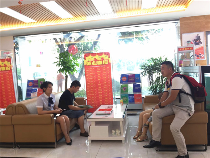 四川新華電腦學(xué)院迎來火熱報名季