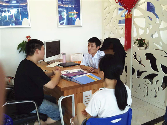 四川新華電腦學(xué)院迎來火熱報名季