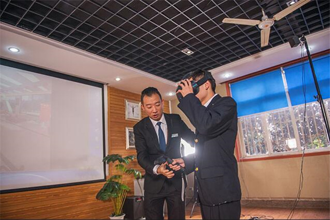 競技時(shí)代CEO李金龍老師已抵蓉，下午開講！