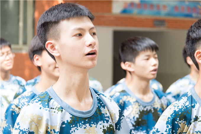 歌聲嘹亮，唱響17級秋季第一批新生軍訓(xùn)