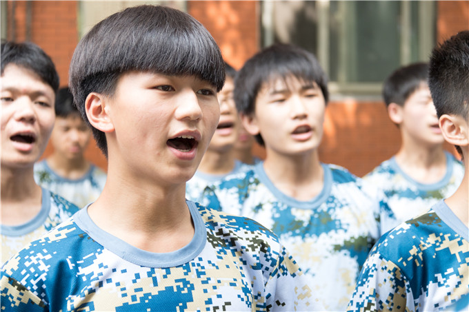歌聲嘹亮，唱響17級秋季第一批新生軍訓(xùn)