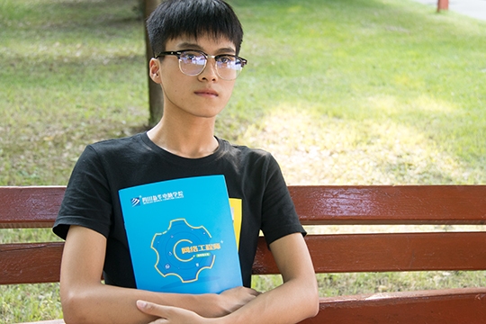 來四川新華學(xué)習(xí)，姐姐給我做了好榜樣