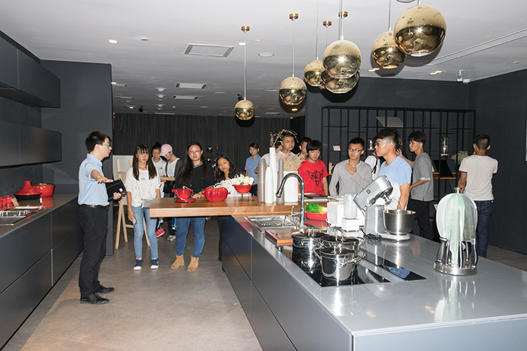 與智能握手，四川新華電腦學(xué)院學(xué)子企業(yè)參觀行