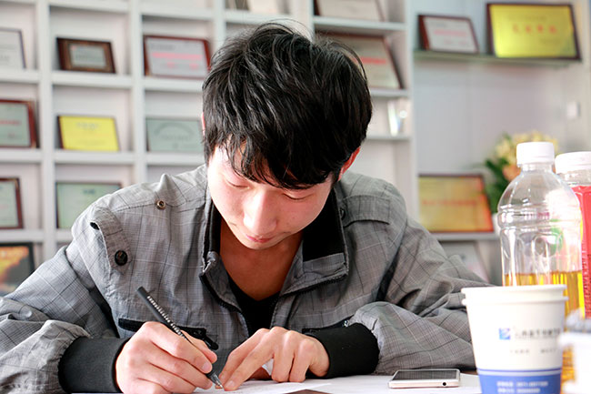 他懷揣創(chuàng)業(yè)夢想，來到四川新華電腦學(xué)院