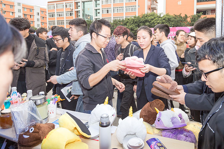 四川新華電腦學(xué)院雙十一校內(nèi)展賣(mài)會(huì)火熱舉辦