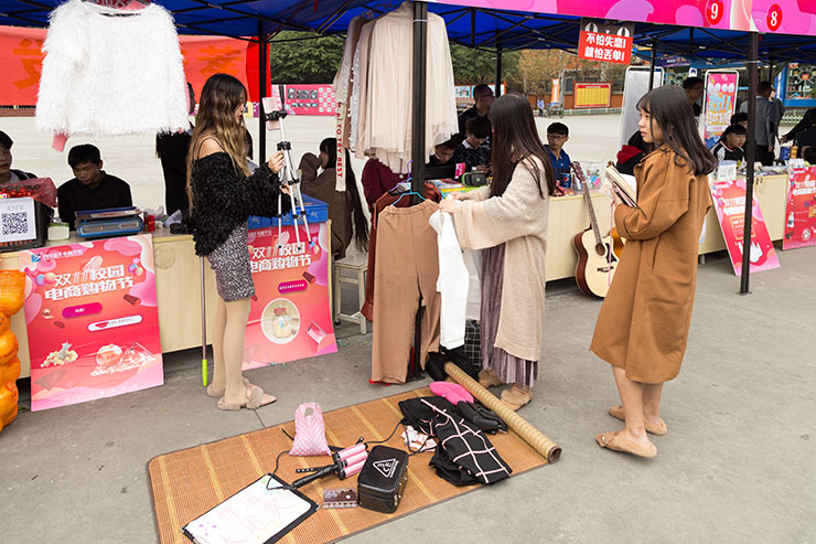 四川新華電腦學(xué)院雙十一校內(nèi)展賣(mài)會(huì)火熱舉辦